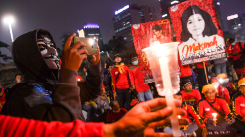 Buruh membawa poster tokoh buruh Marsinah saat melakukan aksi di Kawasan Patung Kuda, Jakarta, Selasa (10/11/2020). Foto: WAHYU PUTRO A/ANTARA FOTO