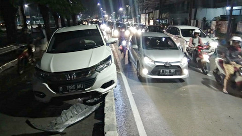Sejumlah pengendara melewati sebuah minibus yang menabrak pembatas jalan di penjaringan, Jakarta Utara. Foto: Helmi Afandi/kumparan