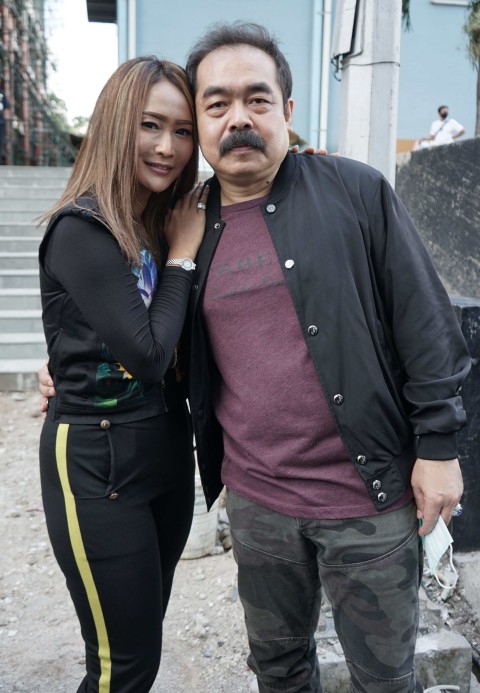 Penyanyi dangdut Inul Daratista bersama suaminya Adam Suseno saat ditemui dikawasan Tendean, Jakarta, Jumat, (21/8/2020). Foto: Ronny