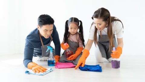 Ilustrasi keluarga membersihkan rumah Foto: Shutter Stock