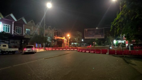 Suasana malam di kota Banda Aceh pasca dimulainya pemberlakuan jam malam. Foto: Zuhri Noviandi/kumparan