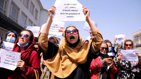 Pembela hak-hak perempuan Afghanistan dan aktivis sipil protes untuk menyerukan kepada Taliban untuk pelestarian prestasi dan pendidikan mereka, di depan istana kepresidenan di Kabul, Afghanistan, Jumat (3/9). Foto: Stringer/REUTERS