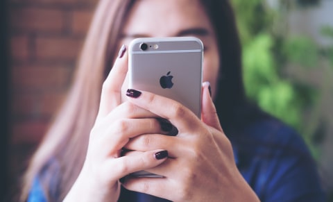 Ilustrasi akses terhadap informasi pada media digital. Foto: Shutterstock