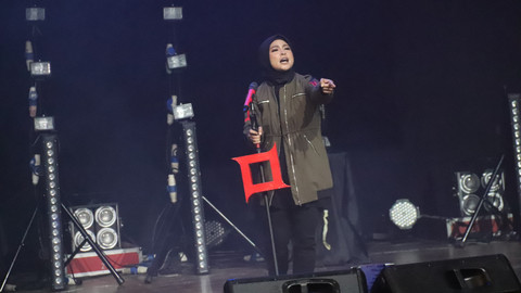 Penampilan Tantri saat konser Grup Band Kotak di Taman Ismail Marzuki, Selasa (24/7). Foto: Munady Widjaja 