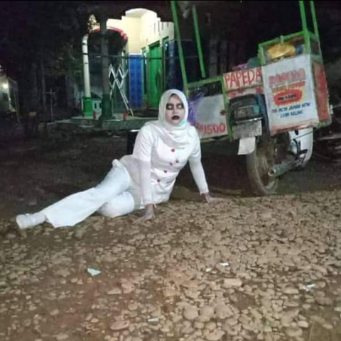 Viral: Penjual Papeda Gunakan Kostum Unik, Mulai Jadi Kuntilanak hingga Pocong (1)