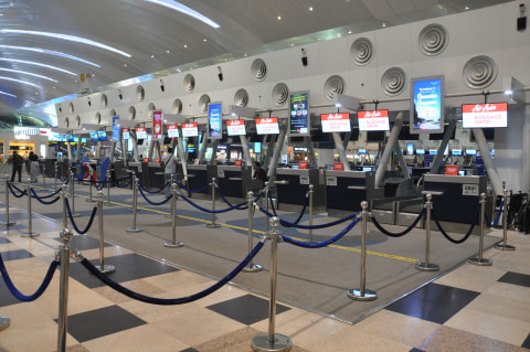 Seorang calon penumpang beraktivitas di Bandara Internasional Kualanamu, Deliserdang, Sumatera Utara, Selasa (17/3). Foto: ANTARA FOTO/Septianda Perdana