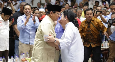 Titiek Cium Pipi Prabowo di Hadapan Relawan pada Pemilu 2019  Foto: Ikbal Firdaus/kumparan