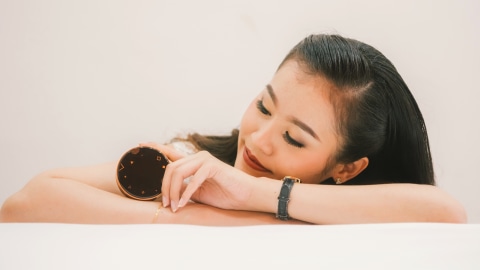 Ilustrasi perempuan memakai bedak. Foto: Shutter Stock