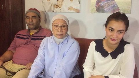 Ratna Sarumpaet dan Atiqah Hasiholan di kawasan Kampung Melayu.  Foto: Sarah Yulianti Purnama/kumparan