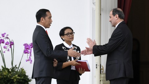 Presiden Joko Widodo didampingi Menlu Retno LP Marsudi berbincang dengan Duta Besar Republik Islam Iran untuk Republik Indonesia Mohammad Khos Heikal Azad. Foto: ANTARA FOTO/Wahyu Putro A