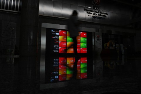 Layar menampilkan pergerakan indeks harga saham di Bursa Efek Indonesia, Jakarta, Selasa (14/12/2021). Foto: Hafidz Mubarak A/ANTARA FOTO