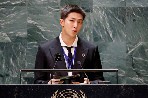 RM alias Kim Nam-joon anggota boy band Korea Selatan BTS memberikan pidato di acara SDG Moment sebagai bagian dari Debat Umum sesi ke-76 Majelis Umum PBB di Markas Besar PBB, New York, Amerika Serikat.  Foto: John Angelillo/Pool/REUTERS