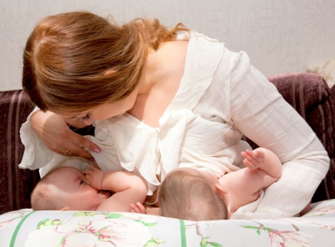 Menyusui bayi kembar.  Foto: Shutterstock