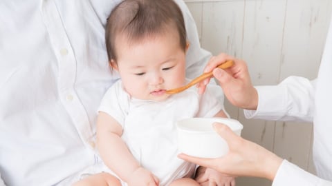 Ilustrasi bayi MPASI. Foto: Shutterstock