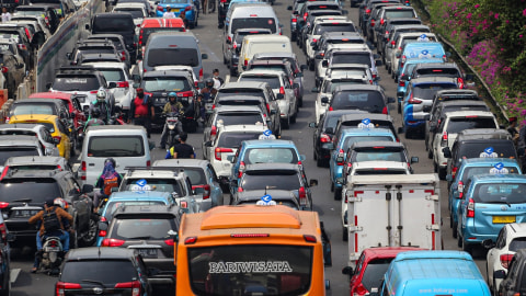 Sejumlah kendaraan terjebak macet di Tol Bandara Soekarno Hatta, Tangerang, Banten, Selasa (10/11). Foto: Fauzan/ANTARA FOTO