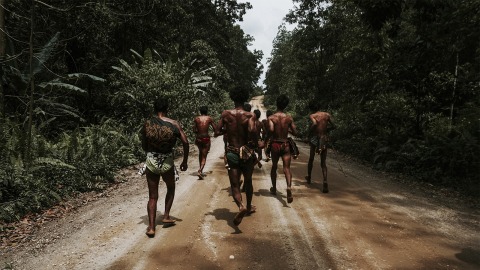 Orang Rimba saat mempraktikkan tradisi Melangun. Foto: Jamal Ramadhan/kumparan