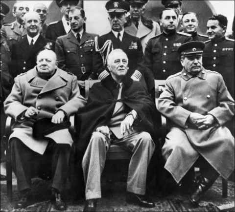 PM Inggris Wiston Churchill (kiri), Presiden AS Franklin D Roosevelt (tengah), Sekretaris Jenderal Partai Komunis Soviet Joseph Stalin (kanan) pada 1945. Foto: AFP