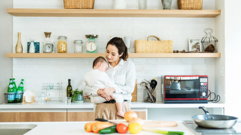 Ilustrasi ibu bekerja dan bayinya. Foto: Shutter Stock