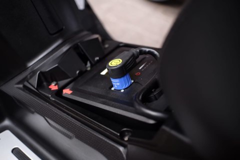 Colokan baterai sepeda motor listrik United e-Motor T1800. Foto: Bangkit Jaya Putra/kumparan