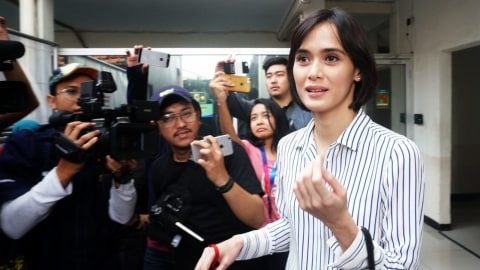 Istri Fachri Albar, Renata Kusmanto tiba di Pengadilan Negeri jakarta Selatan. Foto: Garin Gustavian Irawan/kumparan