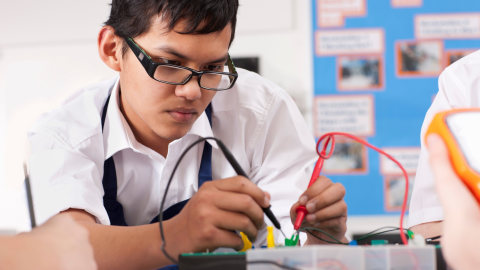 Ilustrasi siswa pendidikan vokasi. Foto: Shutter Stock