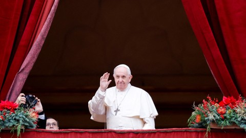 Paus Fransiskus menyampaikan pesan Natal tradisionalnya Urbi et Orbi ke kota dan dunia dari balkon utama Basilika Santo Petrus di Vatikan, Sabtu (25/12). Foto: Media Vatikan/Handout via REUTERS