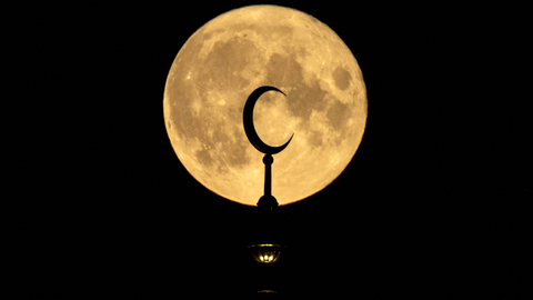 Bulan purnama muncul di atas Sobornaya, Masjid Katedral Moskow di Moskow, Rusia, Minggu (22/8).  Foto: Kirill KUDRYAVTSEV/AFP