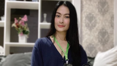 Iis Dahlia promo kalung Eucalyptus. Foto: Instagram/@isdadahlia