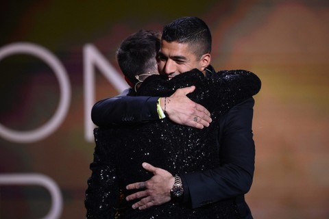 Luis Suarez memberi selamat kepada Lionel Messi usai meraih penghargaan Ballon d'Or di Theater du Chatelet, Paris, Prancis. Foto: FRANCK FIFE / AFP