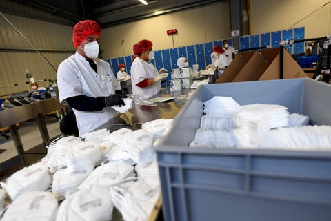 Pekerja di pabrik SWS Medicare di Altheim, Jerman. Foto: Andreas Gebert/Reuters