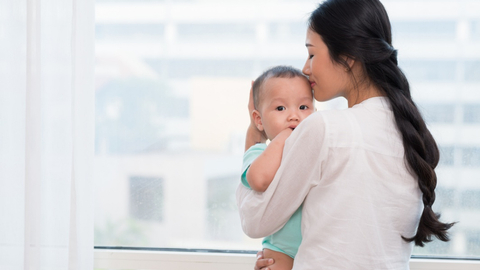 Ilustrasi bayi digendong ibu. Foto: Shutter Stock