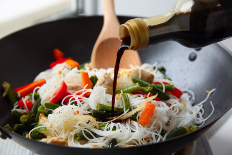 Menambahkan kecap saat memasak Foto: Shutter Stock