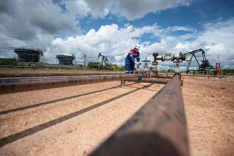 Pekerja PT Pertamina Hulu Rokan (PHR) mengontrol kerangan pipa produksi yang berasal dari sumur menuju stasiun pengumpul minyak mentah, Blok Rokan, Bengkalis, Riau, Rabu (22/12/2021). Foto: Nova Wahyudi/Antara Foto