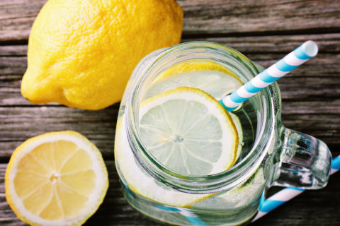 Ilustrasi air lemon. Foto: Shutterstock