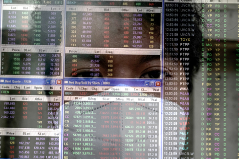 Karyawan mengamati pergerakan harga saham di Profindo Sekuritas, Jakarta, Senin (6/9). Foto: Iqbal Firdaus/kumparan