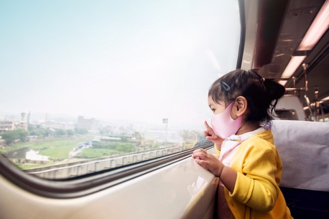 Ilustrasi anak pakai masker naik kereta api. Foto: Shutter Stock