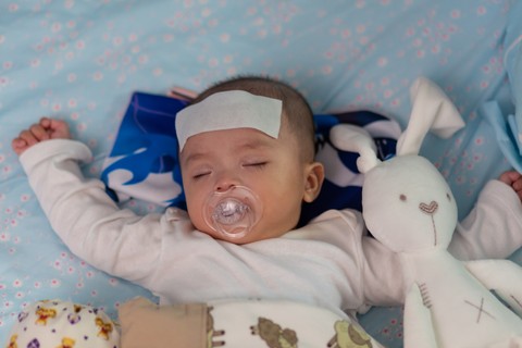 Ilustrasi bayi demam. Foto: Shutterstock