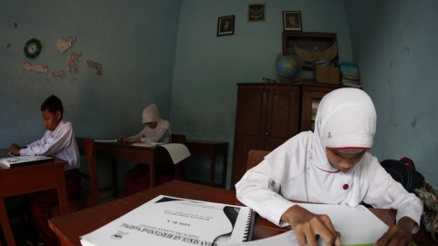 Siswa penyandang disabilitas tunanetra dan penglihatan terbatas (lowvision) SDLB/A YKAB Surakarta mengerjakan soal ujian dengan naskah huruf braille saat Ujian Sekolah Berbasis Nasional (USBN) di sekolah setempat, Solo, Jawa Tengah, Senin (22/04/2019). Foto: ANTARA FOTO/Maulana Surya