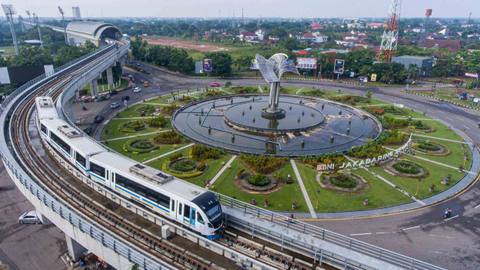 Rangkaian Light Rail Transit (LRT) melintas di kawasan Jakabaring, Palembang, Sumatera Selatan, Selasa (30/3/2021). Foto: Nova Wahyudi/ANTARA FOTO