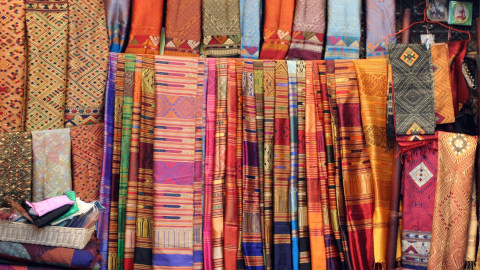 Kain Khas Thailand di Pasar Chatuchak Foto: Flickr / Alex Rubystone