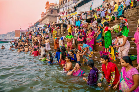 Masyarakat Hindu India tengah membersihkan diri di Sungai Gangga Foto: Shutter Stock