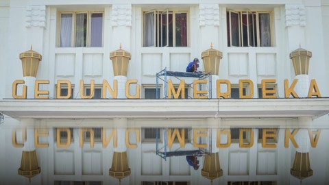 Pekerja melakukan perawatan Gedung Merdeka yang merupakan salah satu bangunan Cagar Budaya di Bandung, Jawa Barat. Foto: ANTARA FOTO/Raisan Al Farisi