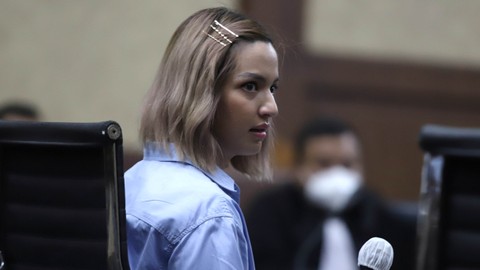 Terdakwa Nia Ramadhani dan suaminya Ardhi Bakrie saat menjalani sidang Foto: Agus Apriyanto