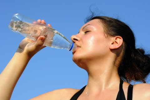 Ilustrasi minum air putih Foto: dok.shutterstock