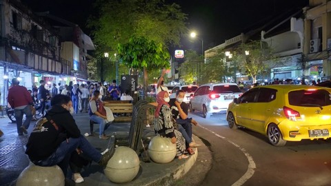 Suasana Kawasan Malioboro Kota Yogyakarta dipadati pengunjung jelang pergantian tahun, Jumat (31/12) malam. Foto: Arfiansyah Panji Purnandaru/kumparan