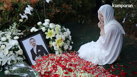 Bunga Citra Lestari berdoa disamping makam Ashraf Sinclair di San Diego Hills Memorial Park and Funeral Homes, Karawang, Selasa (18/2). Foto: Fanny Kusumawardhani/kumparan