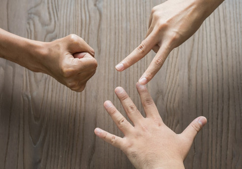 com-Permainan kertas gunting batu. Foto: Shutterstock