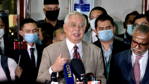 Mantan Perdana Menteri Malaysia Datuk Seri Najib Razak menyatakan akan banding ke Mahkamah Banding dalam jumpa pers usai sidang di Mahkamah Tinggi Kuala Lumpur, Selasa (28/7). Foto: Agus Setiawan/ANTARA FOTO