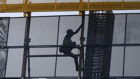 Pekerja menyelesaikan pembangunan gedung bertingkat di Jakarta. Foto: ANTARA FOTO/Akbar Nugroho Gumay