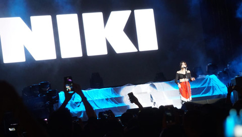 Penampilan penyanyi Niki Zefanya di ON OFF Festival 2018 di Jakarta, Sabtu (11/8/2018). Foto: Helmi Afandi Abdullah/kumparan